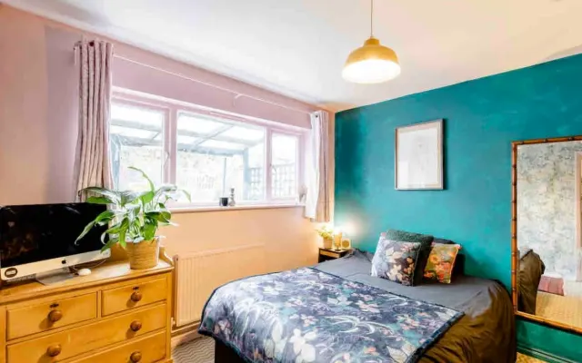 Stylish, modern London Pad with everything you need! Funky design, New
