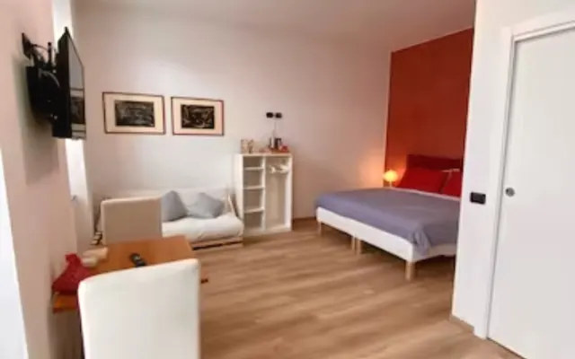 Studio Rossini con bagno e minicucina. Vicino Milano, Lago, aeroporto