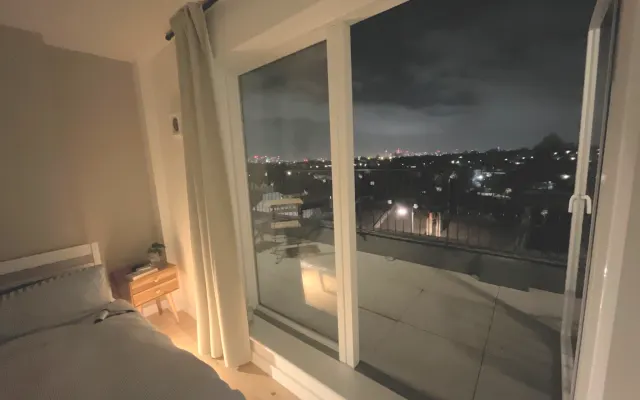 En-suite in penthouse with London skyline view