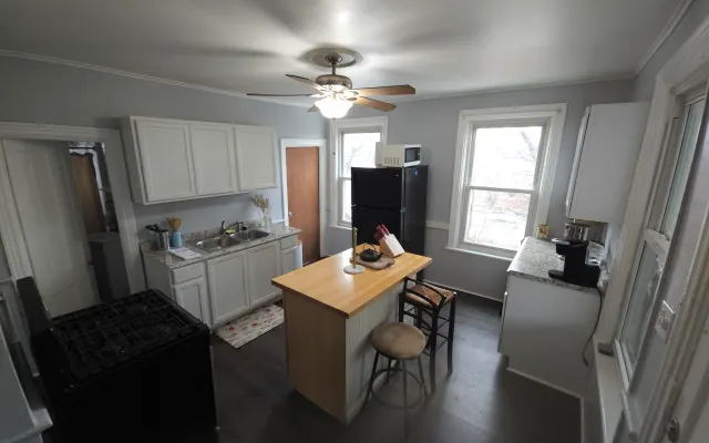 Beautiful apartment in quiet Cohoes, short ride to RPI & Albany!