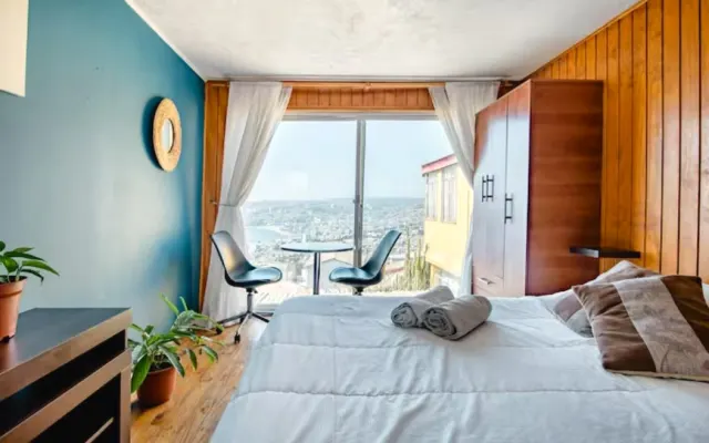 Double room with private bathroom and bay view