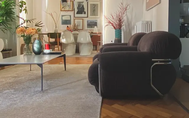 Room with private bathroom in beautiful city center apartment