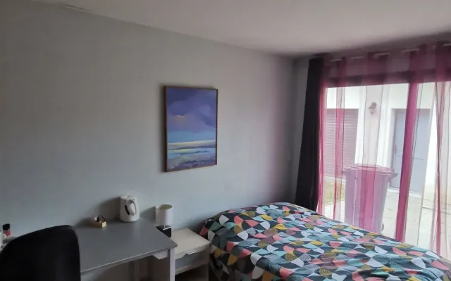 Chambre avec bureau et salle d'eau+ WC au calme