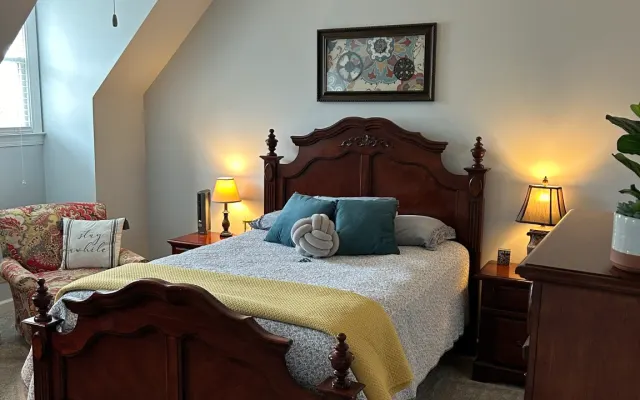 Private bedrooms in an affluent neighborhood close to city & shopping