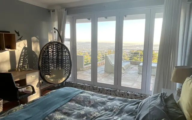 Geräumiges, klassisch-modernes Haus mit herrlichem Blick aus jedem Zimmer.
