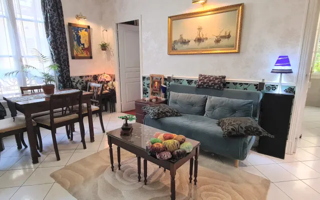 Elegant, central apartment in a quiet, private street