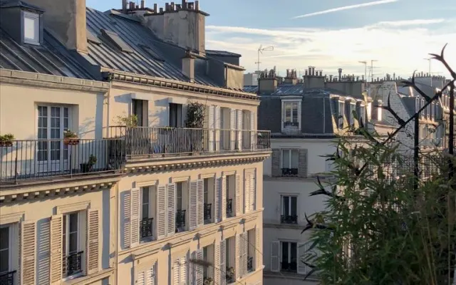 Apartment mit Schlafsofa, Balkon und Blick auf den Eiffelturm