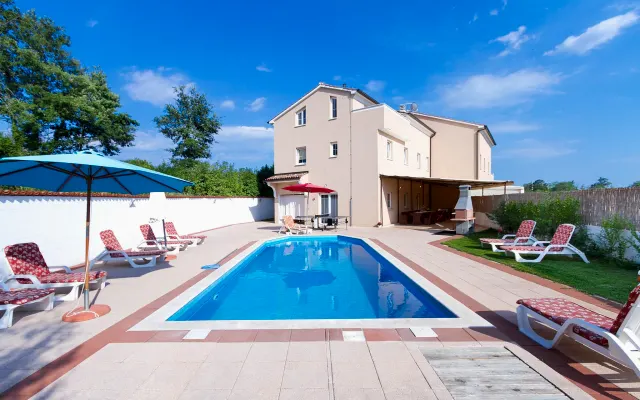 BELLE MAISON DE VACANCES ISOLÉE DANS LES CÉRÉALES AVEC PISCINE PRIVÉE