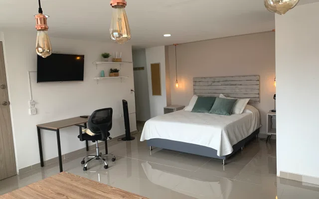 Ar condicionado + 15 minutos da estação de Poblado + Cama queen size