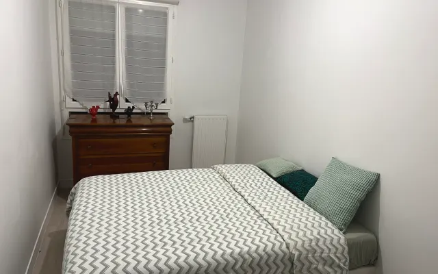 Alugo um quarto luminoso com uma cama de casal numa zona calma.