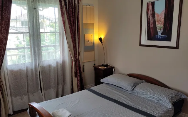 Chambre double avec balcon, calme et confortable