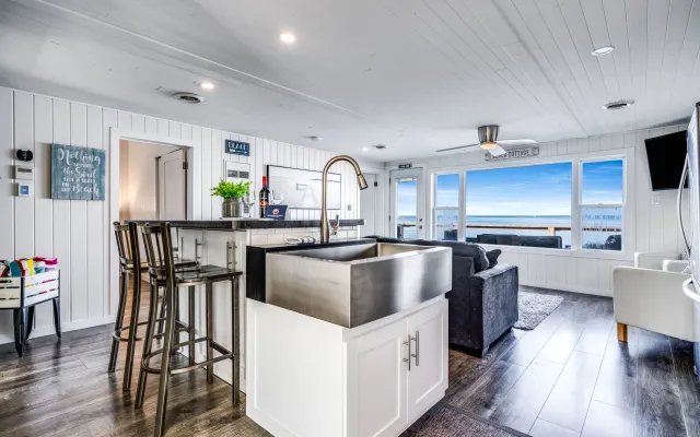 Decked Out! Beachfront,Hot tub, Sunsets, Romance!