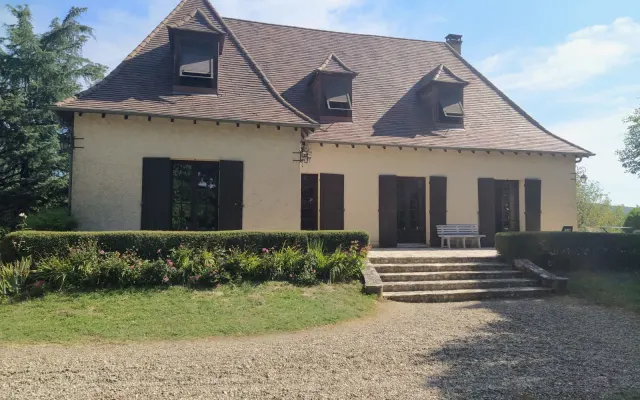Ferienhaus auf dem Land mit privatem Tennisplatz und Pool