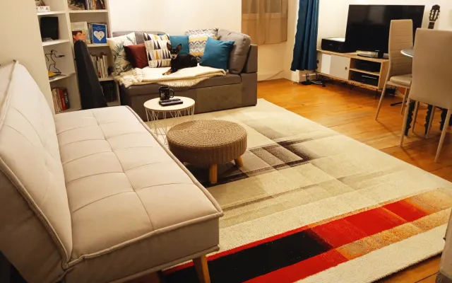 Spacious bedroom with dressing room garden level Châteauvert district