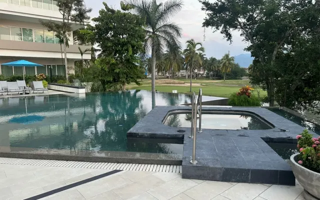 Luxurious Brand New 5th Floor Condo Sleeps 4 - Swimming Pool