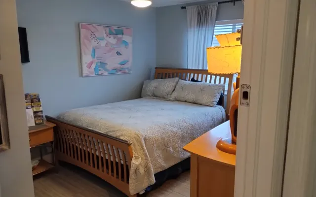 Cape Coral Private Room with a Queen bed & heated pool w/hot tub