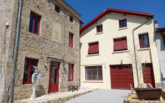 Jolie maison de village en pierre dans un village historique. - copier 01