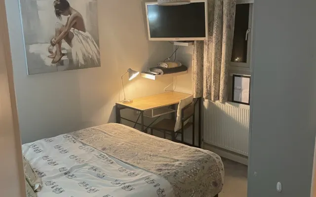 Clean and contemporary double room just outside Maidenhead town centre