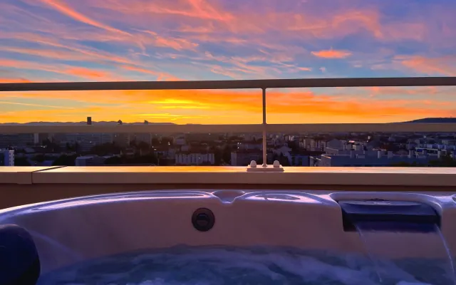 Zimmer - Jacuzzi mit Blick auf Lyon