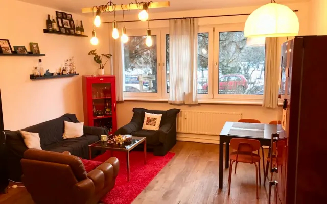 Private room in spacious canal view apartment in vibrant neighbourhood
