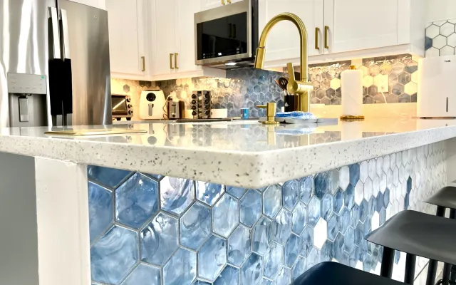 Urban Gem ~ 2 king beds + 2 baths Blue White Rentals