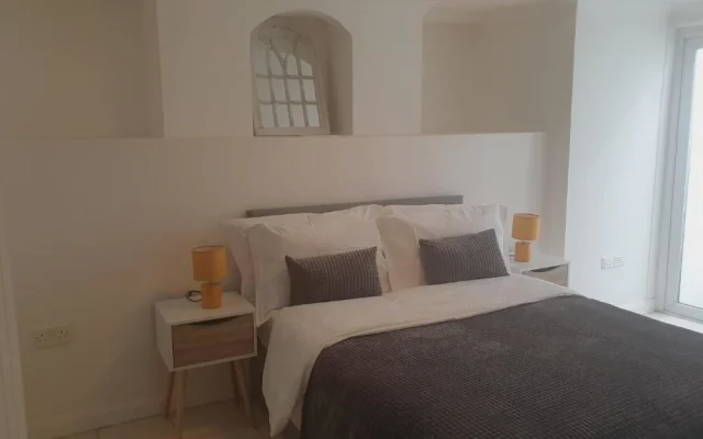 Evo Haven -1 Bedroom Apartment- Sleeps upto-2, 2 minutes to Station