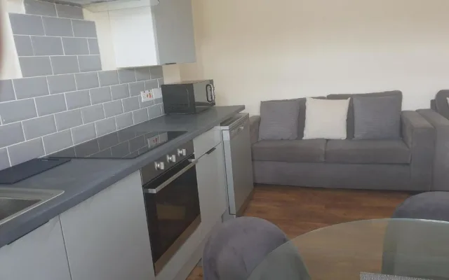 Evo View- 2 Bedroom Apartment, Sleeps upto-4, 2 Min Walk to Station