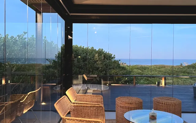 CASA DE VIDRO FRENTE MAR