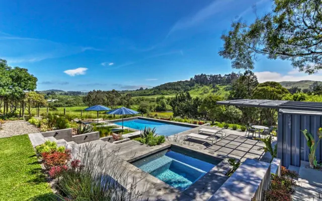 Moderner Rückzugsort in Sonoma mit atemberaubendem Pool und Ausblick