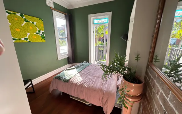 Glebe Terrace: Central 2km, Newtown 1km gay stuff, Darlinghurst 4km