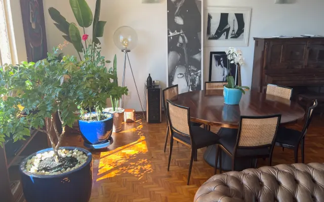 Zimmer in einer luxuriösen Wohnung in den Gärten