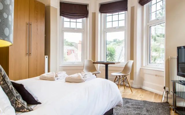 Studio-Luxury-Ensuite with Shower-Garden View-Apartment 2