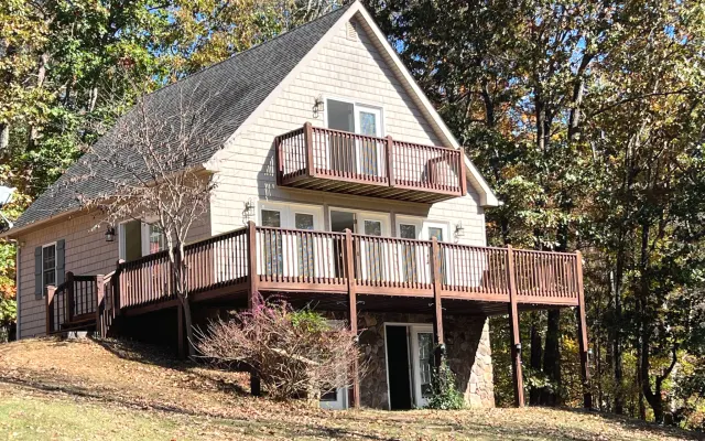 Cozy Cove. 130 feet of Waterfront with dock. 3 bedroom 2.5 baths