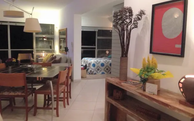 Apartamento moderno en planta alta con vista al mar.