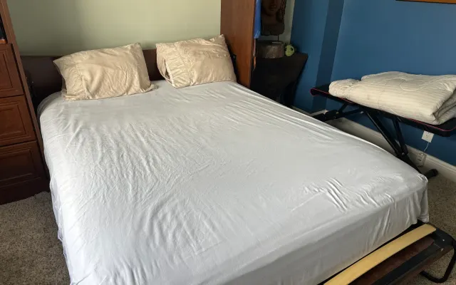 Camera da letto accogliente con bagno separato e tanto calore.