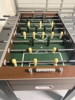 Luminoso refugio con piscina y futbolín, a 8,5 millas de Disney.