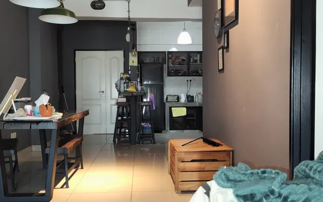 Poco lujoso, mucho confort. Situado en los suburbios de PJ.