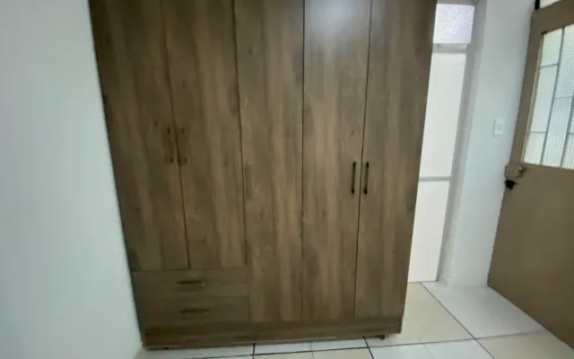 Quarto mobilado com casa de banho