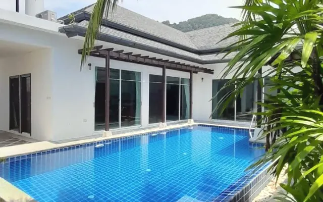 "Aislado Romántico: Gay-Friendly Villa near Kamala Beach"