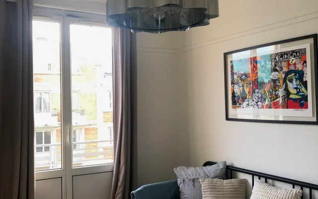 Bequemes Schlafsofa in einem ruhigen Pariser Stadtviertel
