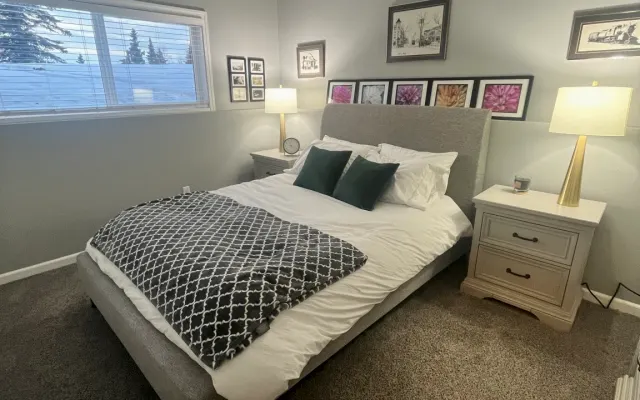 Gemütliches Schlafzimmer mit eigenem Bad in einem geräumigen Haus in...