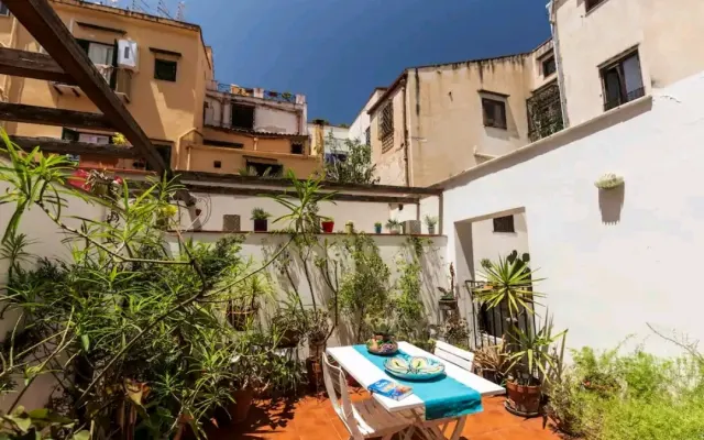 No coração da Kalsa, uma terraço silencioso e verdejante...