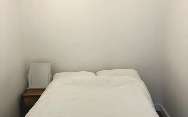 Kleines Zweibettzimmer
