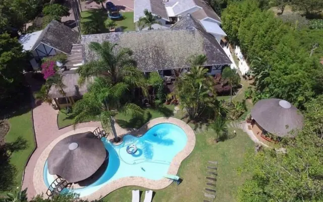 Casa de hóspedes deslumbrante no rio e grande jardim perto da praia!