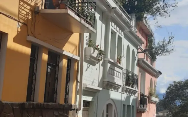 Quarto confortável num bairro tradicional do centro histórico de Quito.