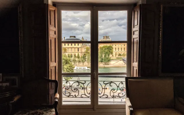 Zimmer mit außergewöhnlichem Blick auf die Seine und den Louvre