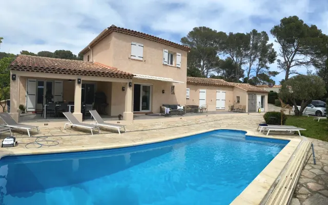 Immaculate villa just 3 minutes walk from the beach Pool Wifi air...