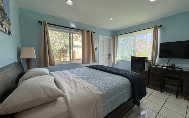 Quiet Florida Oasis: Private Room, Bath, and Entry