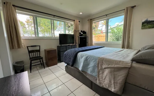 Private 2-Zimmer-Suite: Hinterhof-Eingang, Bad+Büro