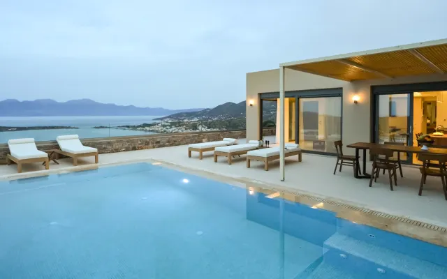 Villa Bright, für bis zu 6 Personen, Panoramablick aufs Meer, Pool...